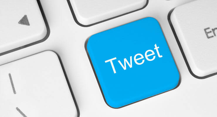 Une touche bleue sur un clavier d’ordinateur porte la mention “tweet”