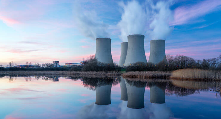 Des cheminées de centrales nucléaires