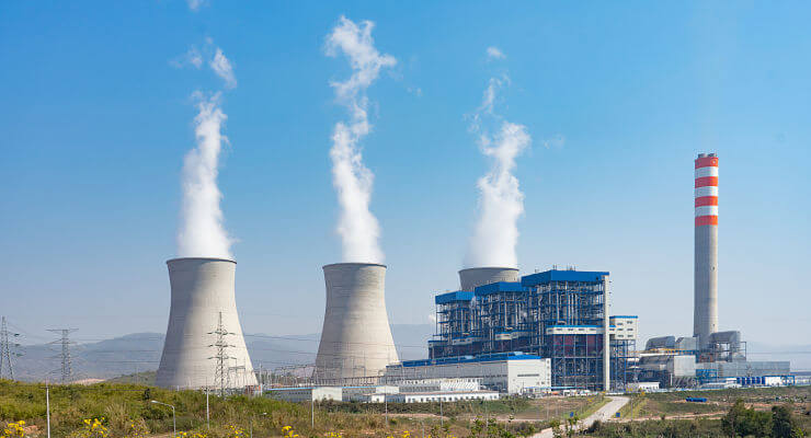 Des cheminées de centrale électrique à charbon