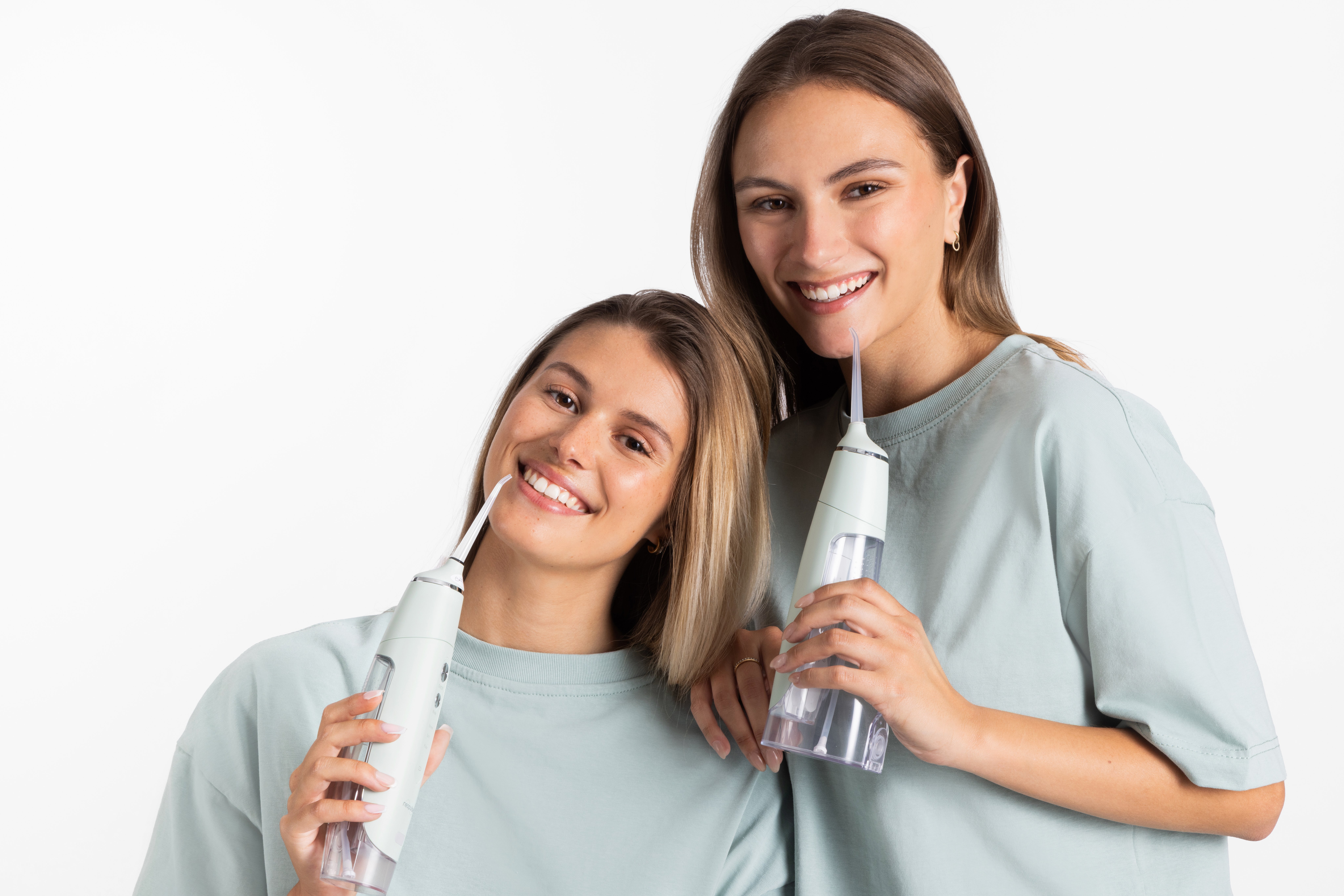 Deux femmes avec une bonne routine dentaire