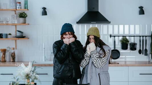 Il fait plus froid chez vous qu'à l'extérieur ? Ne touchez pas aux radiateurs, faites plutôt ceci