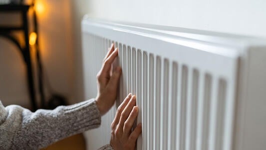 Le geste gratuit qui répare un radiateur froid, élimine les bruits et fait baisser votre facture de chauffage