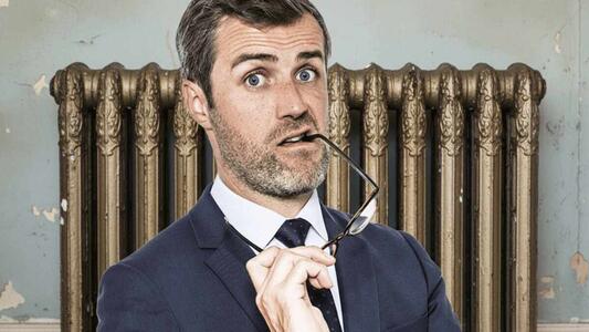 homme qui doute devant un chauffage